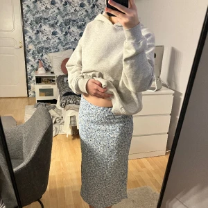 Blommig kjol - Fin bebisblå kjol med blommor på, används inte längre där av säljs dom tyvärr