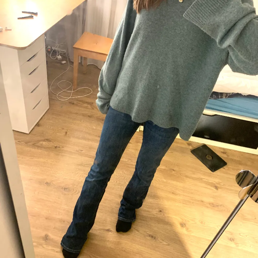 såå fina lågmidjade jeans från zara , passar ca strl 32-36 🤍 väldigt lång på mig och passar någon som är 170+ (är 160) 🥰. Jeans & Byxor.