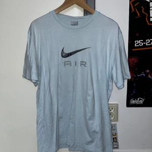 Nike Air t-shirt - Ljusblå Nike Air t-shirt. Storlek L. Köpt second hand därav är trycket lite borttvättat. Använd några gånger. Säljs då jag har liknande t-shirts. Kontakta för frågor! 