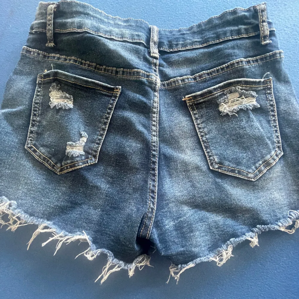 Populära Jeansshorts med hål, använda 1 gång, jättefina💗. Shorts.