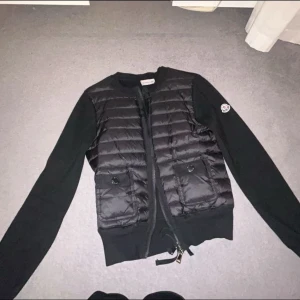 Moncler cardigan  - Intressekoll på min moncler cardigan då jag ör intresserad av att köpa en ny🥰 super fint skick, kom privat vid frågor 