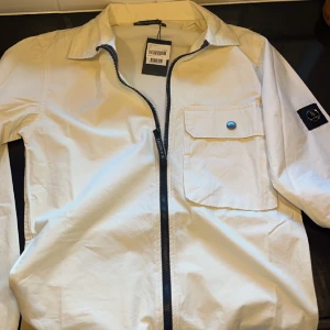Lagency Overshirt - Helt ny as snygg Lagency Overshirt, Med lappen på! Perfekt nu inför våren,  Nypris: 1300kr  Vårt pris: 599kr, Tveka inte att skriva vid frågor o funderingar💯💯