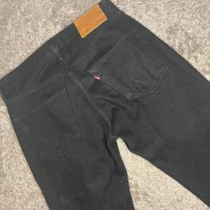 Tja! Säljer ett par snygga Levis 501 jeans i färgen svart som jag köpte för ungefär 3 månader sen. Skick (9/10) inga defekter och knappt använda heller förutom lite smuts som går bort i tvätten (kan tas bort innan frakt). Nypris 1100kr👍🏻