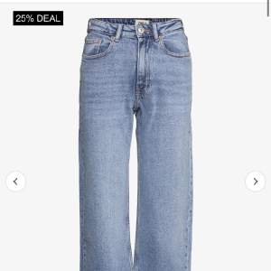 Wife leg jeans i fint skick köpta för 579kr använt dem ca 12 gånger 💕🌸 Dem passar mig som är 160-163cm Sitter jätte fint och har inga slitage eller fläckar tvättar innan frakt & fler bilder kan ordnas priset går att diskutera på allt jag säljer 🌸💕