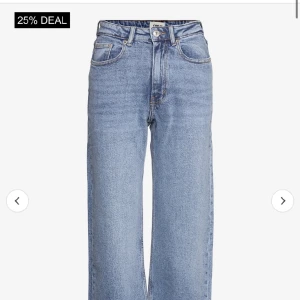 Only jeans wide 90’s STYLE - Wife leg jeans i fint skick köpta för 579kr använt dem ca 12 gånger 💕🌸 Dem passar mig som är 160-163cm Sitter jätte fint och har inga slitage eller fläckar tvättar innan frakt & fler bilder kan ordnas priset går att diskutera på allt jag säljer 🌸💕