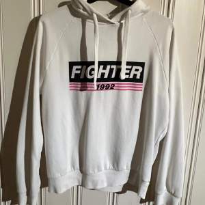 Vit hoodie med tryck från Gina Tricot! Hoodie är använd men fortfarande i bra skick🥰🥰🥰