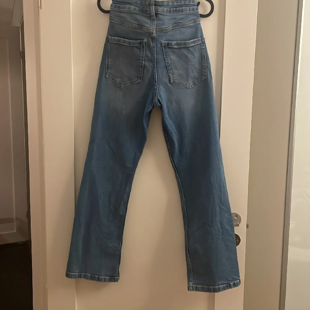 Jag säljer ett par Sam cropped jeans, blå från Kappahl. Använda ett fåtal gånger. Dom är stretchiga och har hög midja. Jag säljer dessa för dom inte är min stil.. Jeans & Byxor.