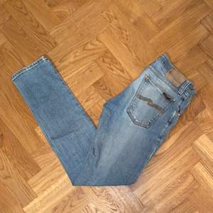Säljer dessa sjukt feta Nudie jeans! As najs ljusblå/ grå tvätt, storlek W29 L32. Finns ett slitage märke på höger ben, se bild 3 men inget som drar ner skicket!