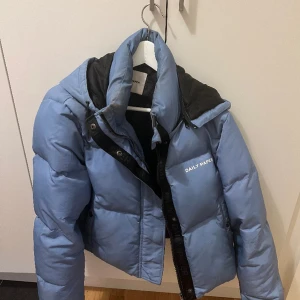 Daily paper vinterjacka  - Säljer denna vinterjacka från daily paper i storlek s. Går att hämta i Malmö eller fraktas❤️