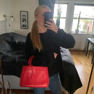 Röd väska - Jättefin röd väska från orsay, aldrig använd och i mycket bra skick. Rymlig väska med ett smalt crossbody band som tillkommer.