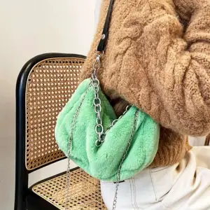 Söt väska fluffig grön med kedja, aldrig kommit till användning! Går alltid att ge prisförslag🩷