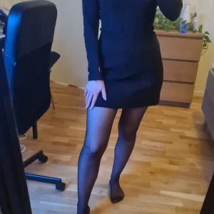 Svart kostymkjol - Oanvänd svart kjol i kostymmaterial.