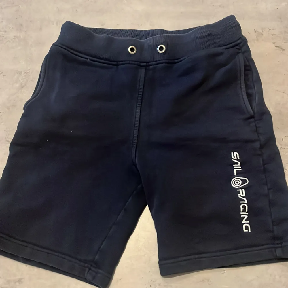 Mjuka shorts från Sail Racing i storlek 150. Välanvända men fortfarande i bra skick.. Shorts.