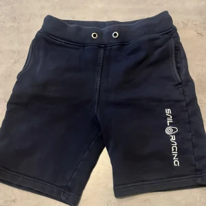Shorts Sail Racing - Mjuka shorts från Sail Racing i storlek 150. Välanvända men fortfarande i bra skick.