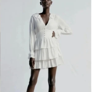 Slutsåld klänning från zara - Säljer då jag inte har fått den till användning 