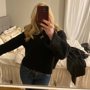 Stickad svart tröja - Svart stickad tröja från Ginatricot, endast använd ett fåtal gånger. Orginalpris 299💕 Hör av er vid fler bilder eller funderingar 🥰