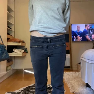 Svarta lågmidjade jeans - Svarta lågmidjade jeans som är väldigt eftertraktade och slutsålda överallt. Dom två första bilderna är lånade, sista är min. Jeansen är i nyskick (LAPPARNA FINNS KVAR) och strl 36. Nypris ligger på 399 men säljer för 350. Hör gärna av vid frågor💗🥰
