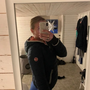 Colmar jacka  - Säljer min colmar jacka som jag köpte på vinted, men den har knappt kommit till användo. (ÄKTA!!) jag ser Inga defekter på den. Det står ingen storlek på den men skulle vilja säga Xs/S. Skriv vid gärna för fler frågor!  Pris kan diskuteras!