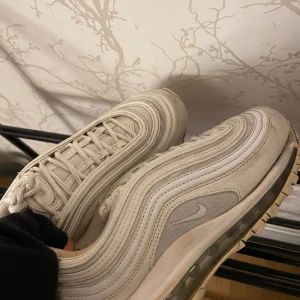 vita Nike 97 skor  - med tanke på att de är använda så säljer jag dessa för endast 600kr priset går att diskutera, hör gärna av er vid intresse!