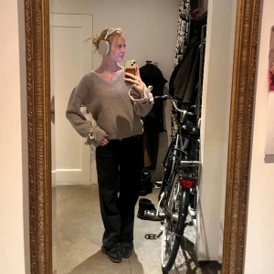 Fin stickad tröja med rosettdetaljer från Nakd !  - Storlek xs men passar allt från xs till m! Funkar att ha åt både hållen för en v ringning alternativt en båtringning! 