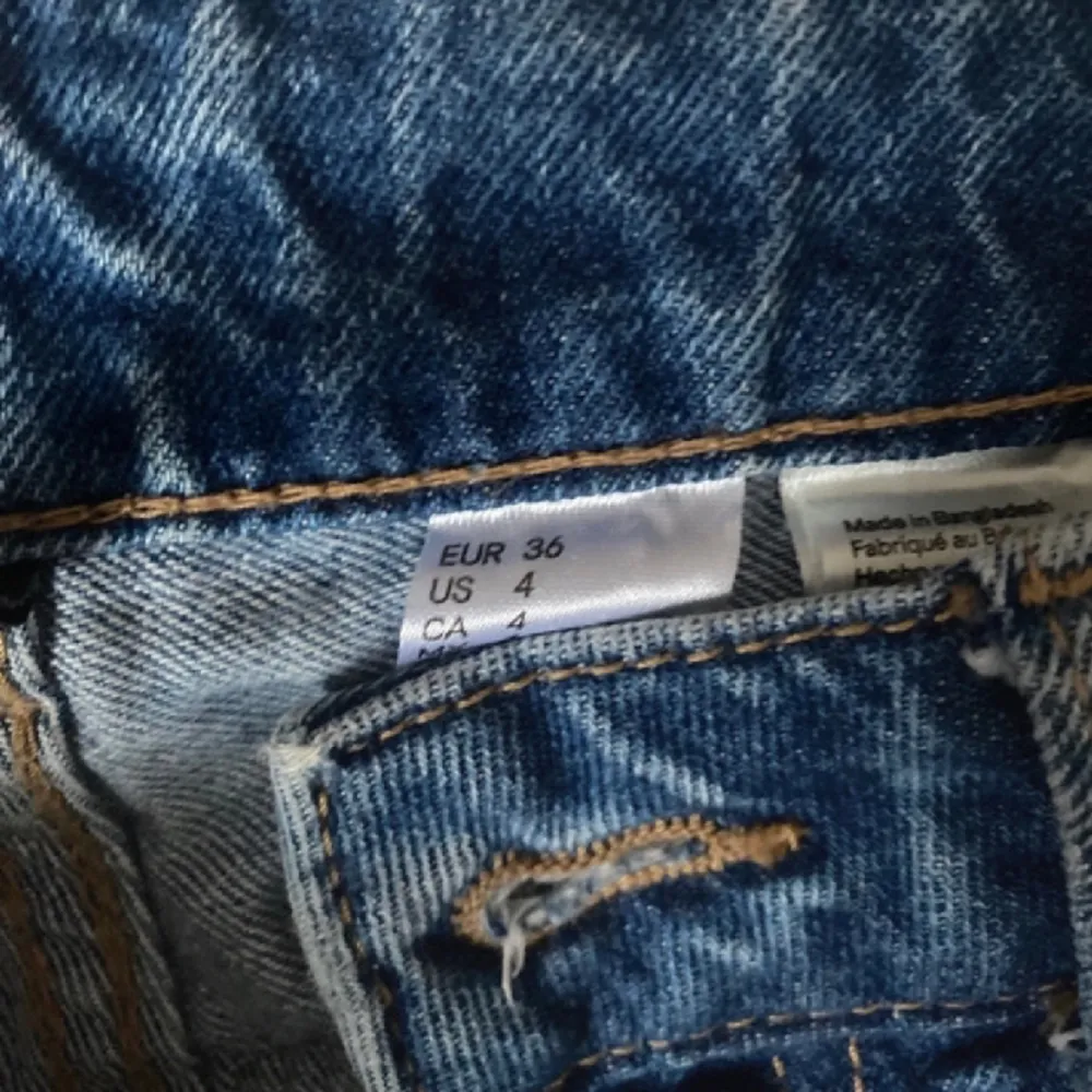 Det här är ett par blåa jeans som har två hål på båda knäna.  Om jag ska va ärlig har jag aldrig haft på mig dom, jag har bara provat dom 1 gång då dom inte passa mig. Skriv till mig om du är intresserad💞. Jeans & Byxor.
