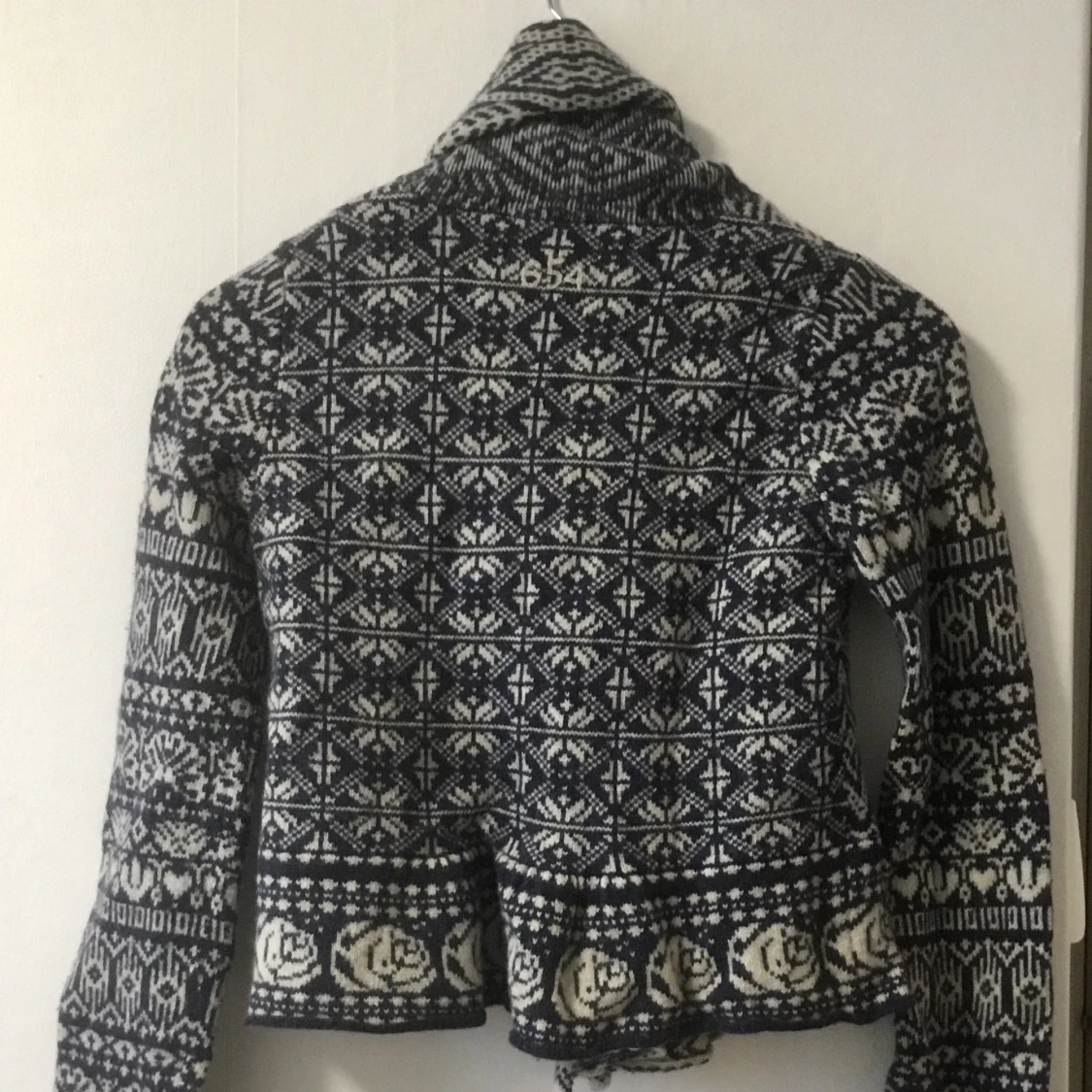 Oddmolly stickad kofta i rosmönster  - 90