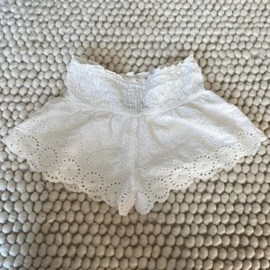 Vita spetsshorts - Säljer jättefina spetsshorts då dem inte kommer till användning. Det finns inga defekter och dem är hyfsat liten i storleken.