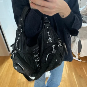 Svart handväska  - Så snygg handväska i toppenskick. Finns flera smarta fack och funktioner, och 2 olika axelband. Endast använd en gång. Nypris 699. 