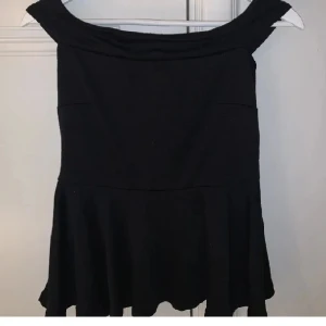 Nelly topp - Offshoulder topp från nelly i mycket font skick💓 säljer billigt pga flyttar utomlands