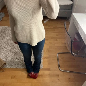 Stickad tröja. - Superfin stickad tröja, knappt Andvänd. Väldigt fint skick.