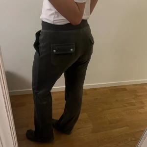 Juicy Couture - Säljer mina juicy Couture byxor i storlek S. Nytt fint skick! Den mörk brun/grå färgen. Kan skicka bättre bild! 