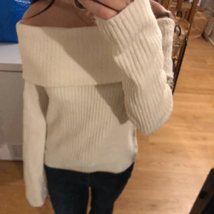 Vit off shoulder - Jätte jätte fin och mysig off shoulder som använts få gånger! 