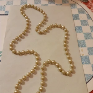 Pärlhalsband med vita glansiga pärlor . - Pärlhalsband med vita glansiga pärlor .