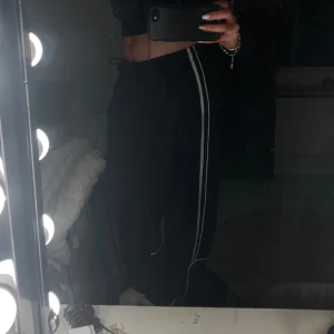 Baggy mjukis/tränigs byxor🌟 - Säljer mina gammla  Träningsbyxor/mjukis💗 pris kan diskuteras🌟 * man knyter dem framtill så passar alla🫵*