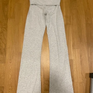 Soft chill pants  - Superfina och sköna typ yoga pants från Nelly!💗, tyvärr är dem för tighta för mig runt låren.