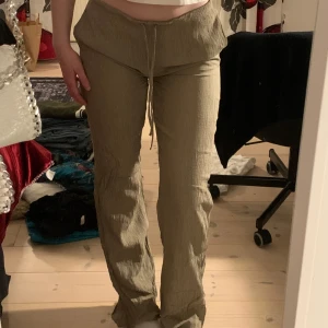 Lågmidjade byxor - Superfina gråbeiga byxor från Zara. De är omsydda till low waist, sitter sååå bra!! Jag har vanligtvis storlek 36💛