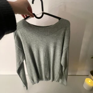 Stickad tröja  - Stickad tröja från pull&bear. Bra skick då den inte använts för den inte passar så bra. 