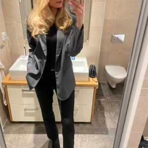 Grå kavaj/blazer från bikbok - Mycket bra skick. Kavaj/blazer  från BikBok i storlek M