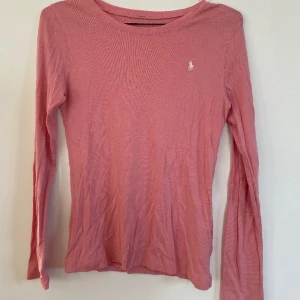 Ralph Lauren tröja  - Långärmad tshirt i fint skick! Köpt på kidsbrandstore, barnstorlek som motsvarar xs/s. 
