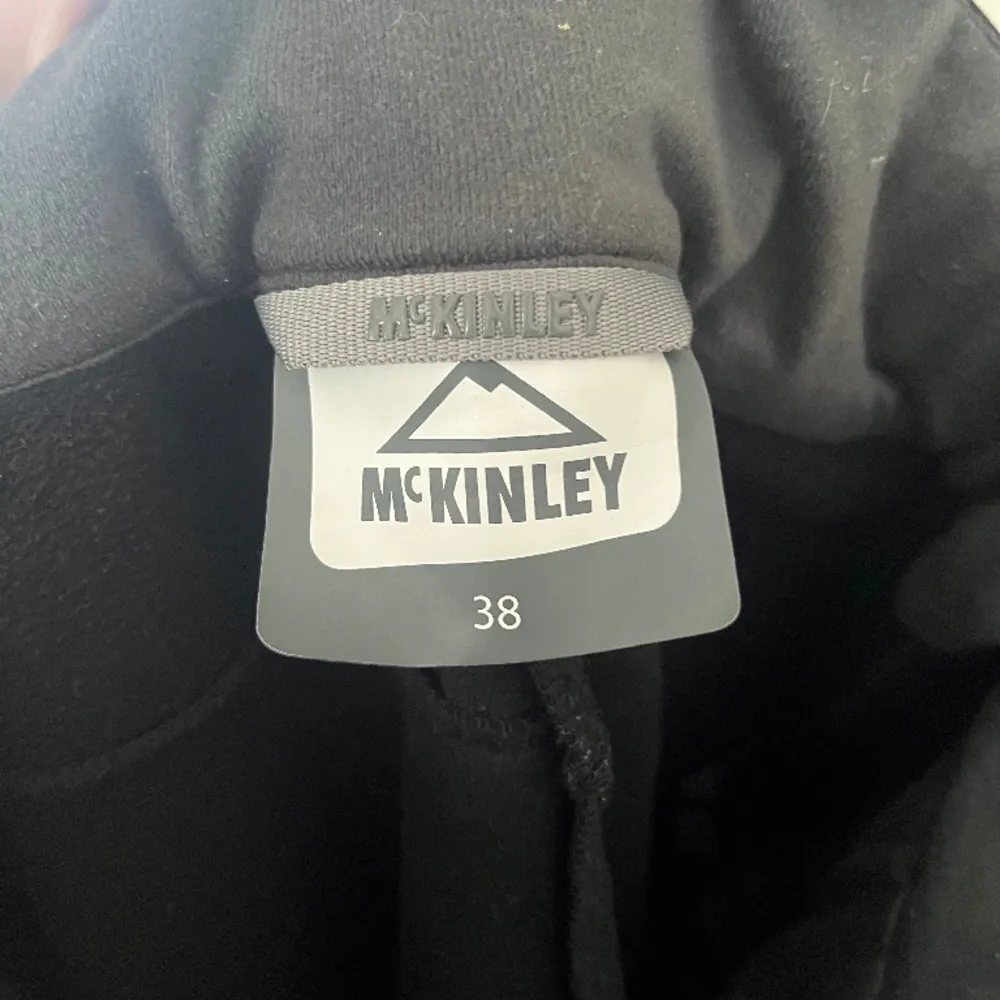Ett par överdragsbyxor från McKinley i storleken 38, använda en gång därför i bra skick, nypris 800kr säljer för endast 200kr. Jeans & Byxor.