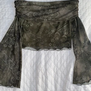 Grön off shoulders tröja - Färgen är mycket mer grön i verkligheten men det gick inte att få fram på bilden tyvärr. Jätte fint skick! 