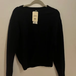 Marinblå tröja från Uniqlo - Marinblå tröja  i lamull från uniqlo✨Säljer då den va för liten för mig och returrätten utgått, köpte för 500kr🥰