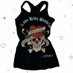 Ed hardy linne - Jättefint ed hardy linne, köpt secondhand, fåtal pärlor saknas (därav pris) men endå jättefint ❤️