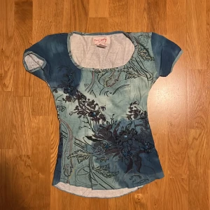 Vintage tröja med paljetter - Använt fåtal ggr men är i ett fint skick Bra passform med square neckline   