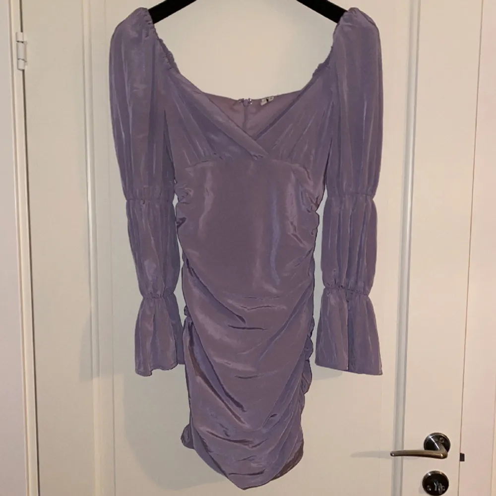 Säljer denna superfina, lavendellila klänning från Nelly💜 den kommer tyvärr inte till användning hos mig så därför säljer jag den. Klänningen är i fint skick, jag har enbart haft den en gång.. Klänningar.