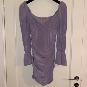 Klänning - Säljer denna superfina, lavendellila klänning från Nelly💜 den kommer tyvärr inte till användning hos mig så därför säljer jag den. Klänningen är i fint skick, jag har enbart haft den en gång.