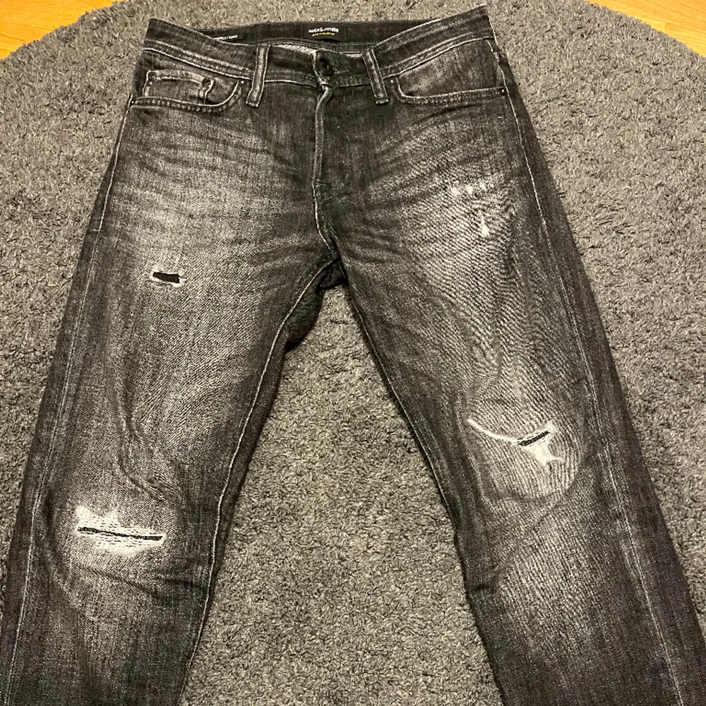 jack and jones jeans med slitningar i mycket fint skick, storlek 29/32, hör av er vid frågor, köpare står för frakt. Jeans & Byxor.