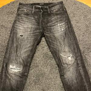 jack and jones jeans med slitningar i mycket fint skick, storlek 29/32, hör av er vid frågor, köpare står för frakt