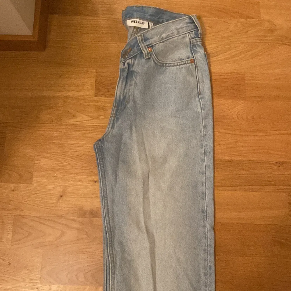 Säljer mina lågmidjade jeans från weekday. Det har använts fåtal gånger och är nu försmå för mig tyvärr🤍pris kan diskuteras!!. Jeans & Byxor.
