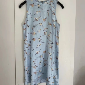 Klänning- S Kimchi Blue - Superfin kort klänning i polyester (men ser ut/känns som satin) i storlek S. Lårhög på mig (176cm). Endast använd en gång, superfint skick men har 2 mindre små ”repor” på framsidan som inte är synliga om man inte tittar mycket nära. :)